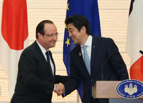 Abe and Hollande press conference (Kantei)_460